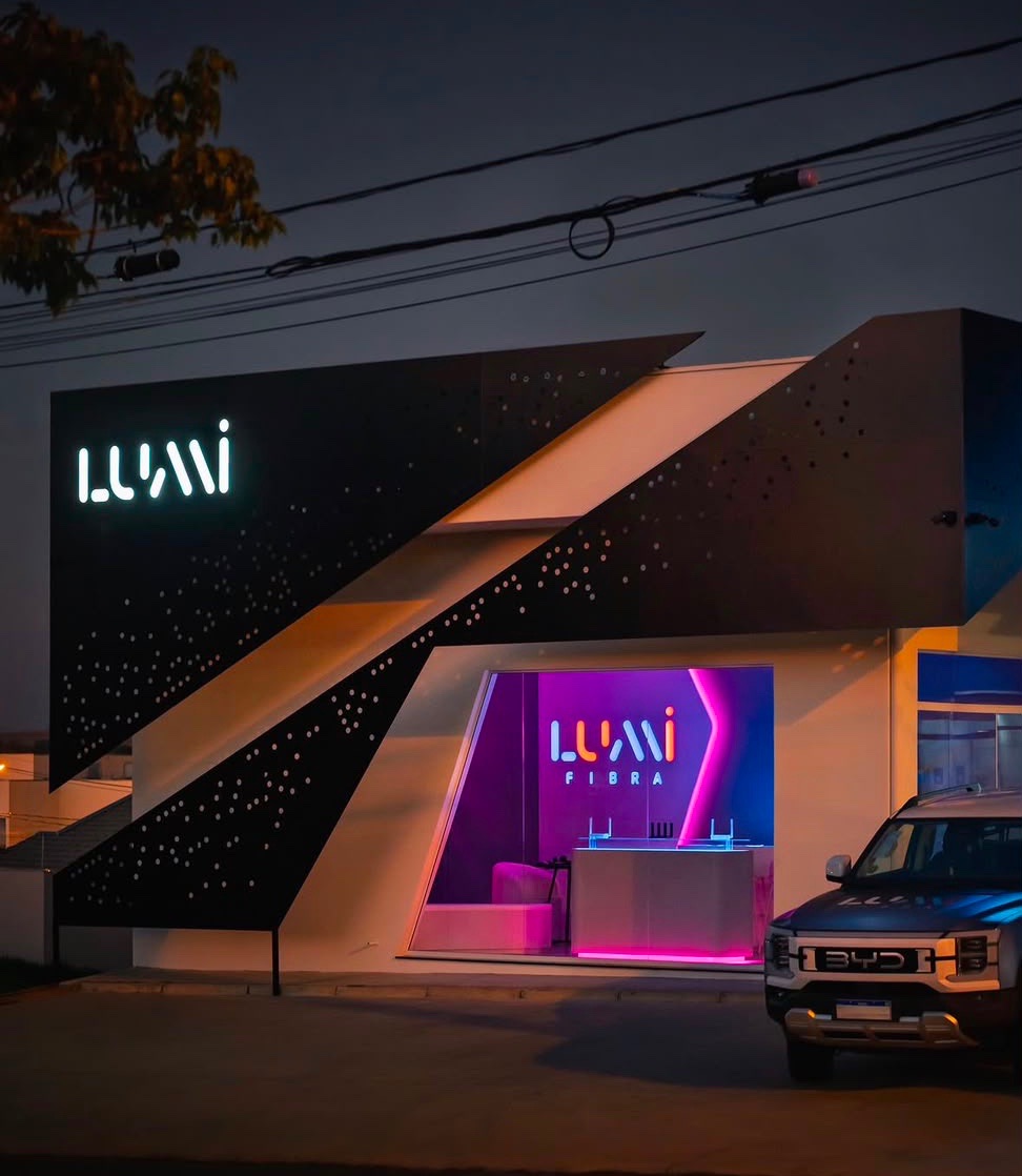 Fachada noturna da loja Lumi Fibra, projeto corporativo executado em Jaguariúna