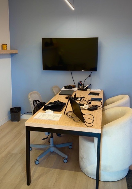 Sala de reunião executada, conversível em coworking