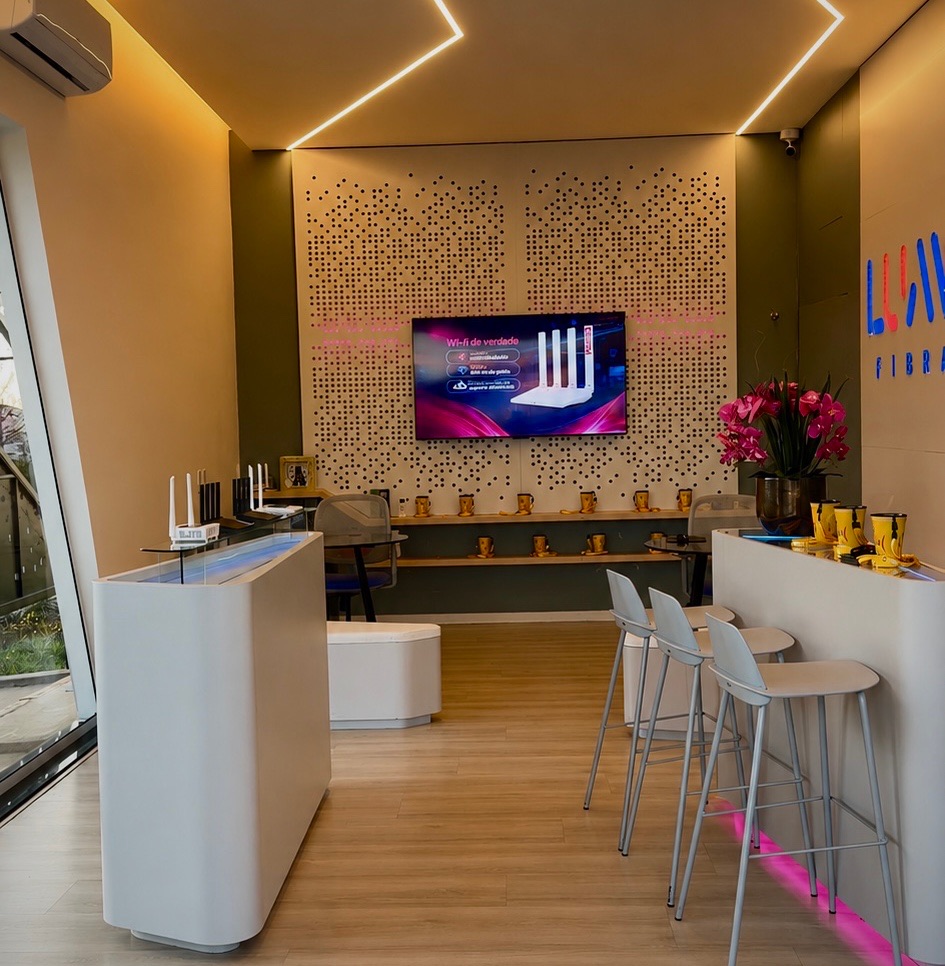Render do salão de atendimento com painel perfurado ao fundo