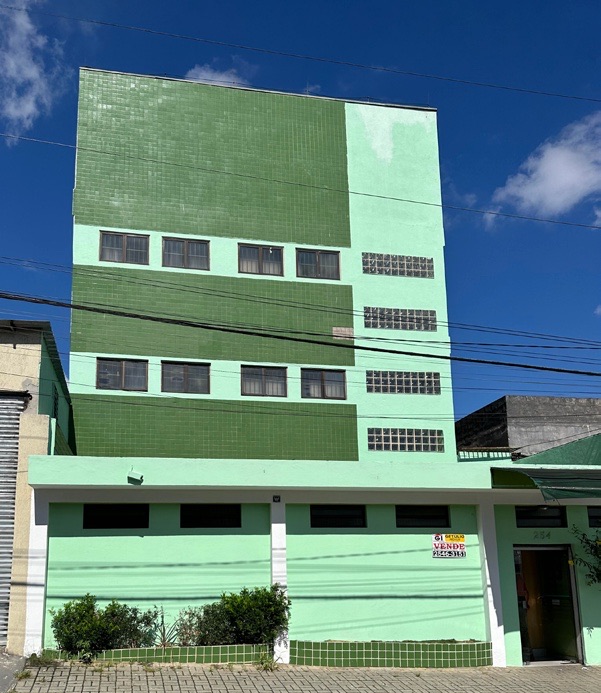 Antes: o edifício original em alvenaria pintada de verde