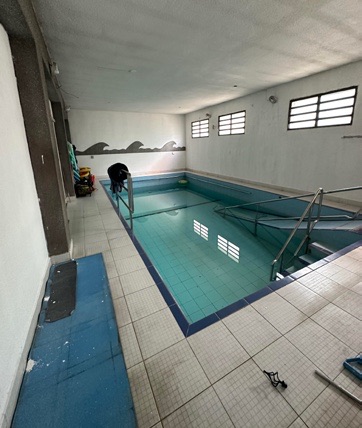 Antes: sala da piscina que deu lugar à área de atividades