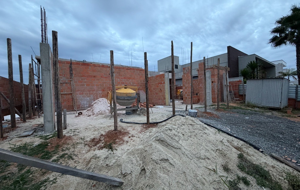 Obra em andamento: vista da fachada