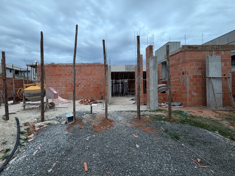 Obra em andamento: estrutura e alvenaria
