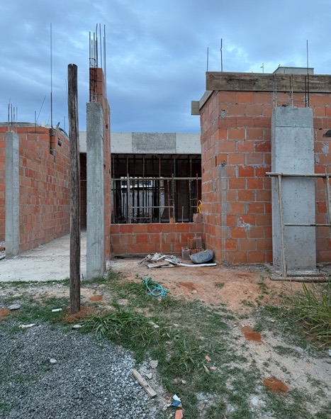 Obra em andamento: vista lateral